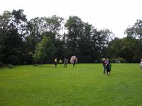 Reisegäste auf dem Burggelände