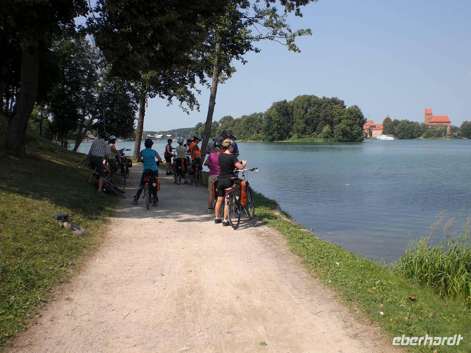 Reisegäste mit Blick auf die Burg Trakai