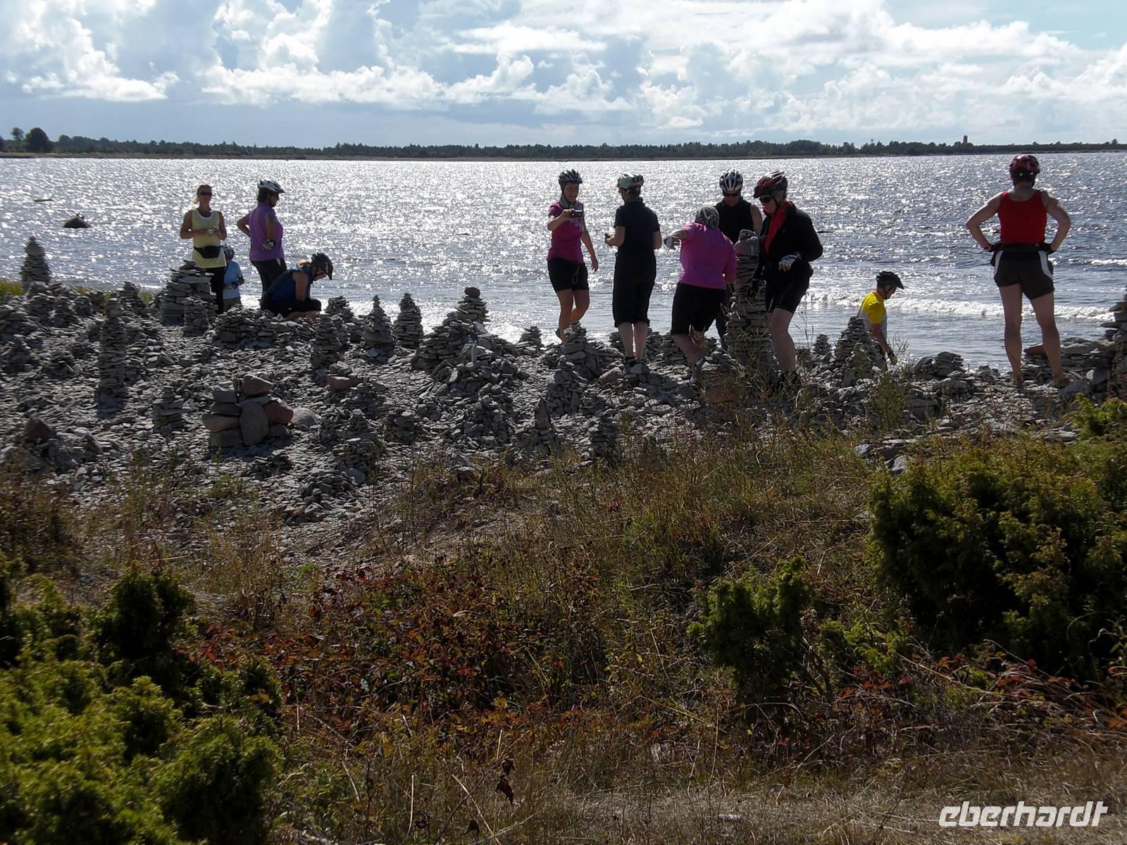 Eberhardt Gäste bei den Wunschsteinhaufen auf Saaremaa