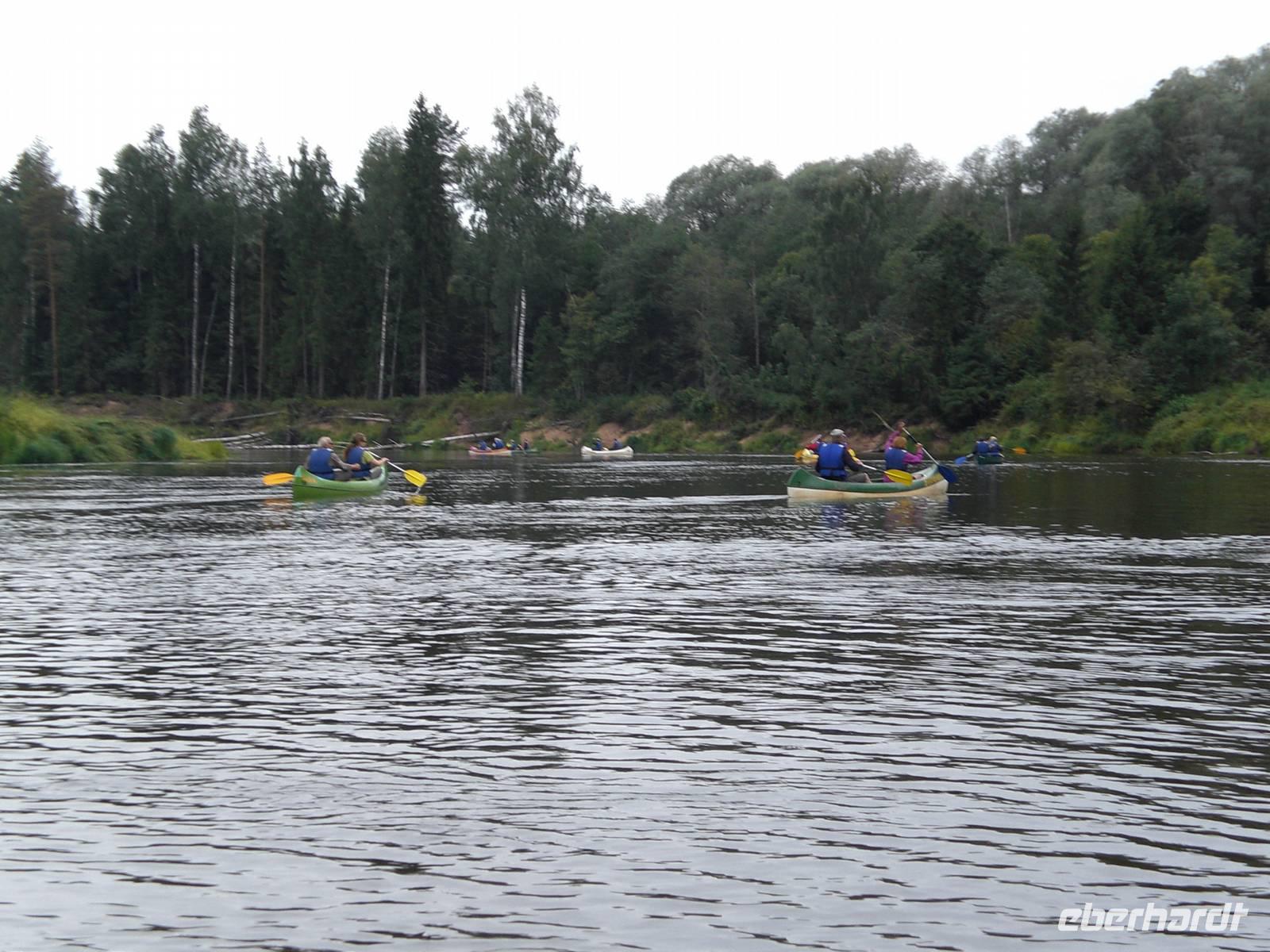 Reisegäste bei der Kanufahrt