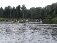 Reisegäste bei der Kanufahrt