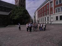EHT-Reisegruppe auf dem Domplatz in Riga