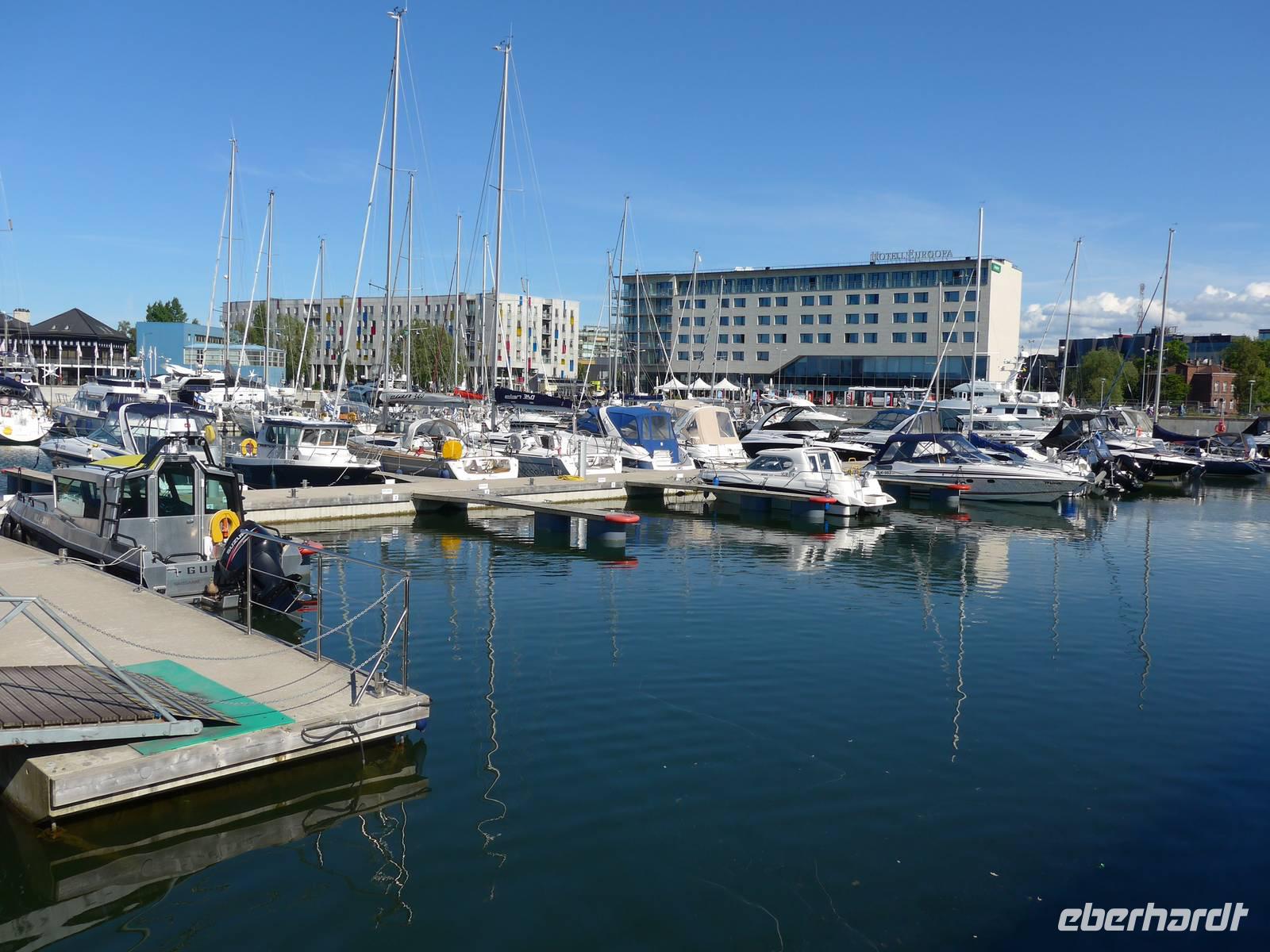 Estland, Tallinn, Yachthafen mit Hotel Euroopa