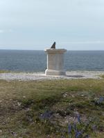 Sonnenuhr in Panga vor den Klippen