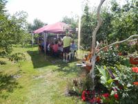 Mittagessen im Garten bei einer einheimischen Familie