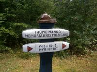 Hinweisschild zum Museum auf Litauisch