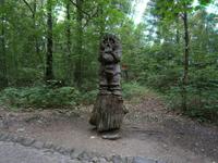 Viele Holzfiguren stehen auf dem Hexenberg