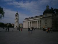 Vilnius, Kathedralenplatz mit der Hauptkirche und dem 57m hohen freistehenden Glockenturm