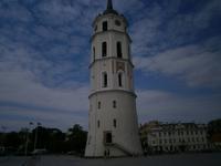 Der frei stehende Glockenturm im Zentrum der Stadt
