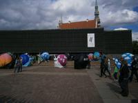 Riga, stilisierte Schnecken vor dem Okkupationsmuseum