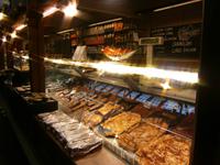 In der neu rekonstruierten Markthalle am Hafen