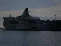 Ein Kreuzfahrtschiff im Hafen der Stadt