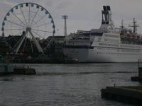 Am Hafen von Helsinki, Riesenrad und Passagierschiff 