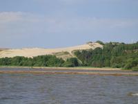 Blick von Nidden auf die Wanderdünen mit dem Obelisken (Sonnenuhr)