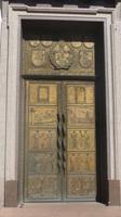 Detailreiche Holztür am Unigebäude in Vilnius