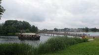 Ein Ausflugsbott kommt an der Burg von Trakai an