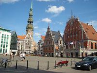 Riga: Schwarzhäupterhaus mit Petrikirche