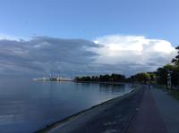 am Ufer entlang
