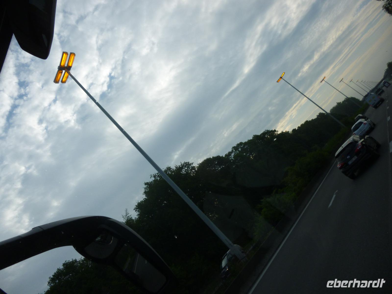 Heimfahrt über beleuchtete belgische Autobahnen