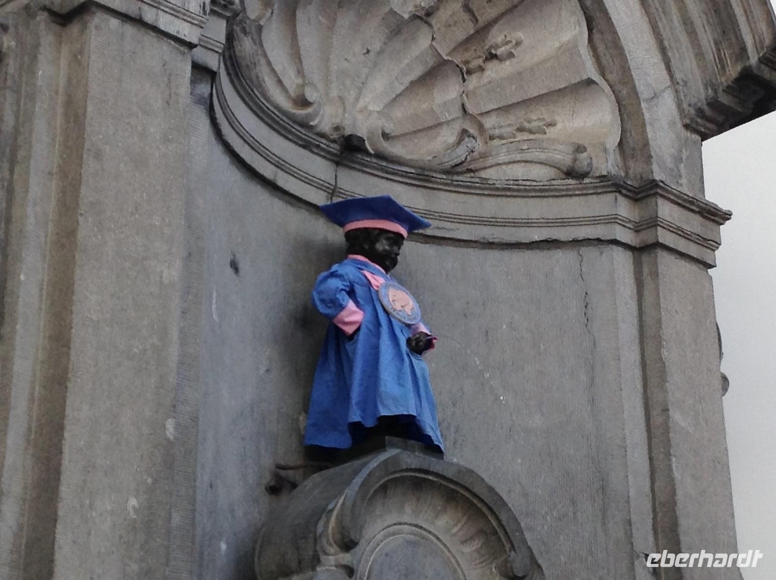 Mannicken Piss schick angezogen