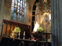 Kapelle mit Osterschmuck