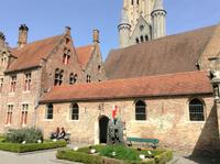 Blick in einen Innenhof und zur Kathedrale