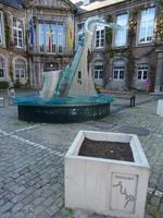 Dinant, Rathaus mit Denkmal für Adolphe de Sax