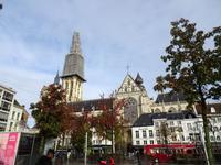 Antwerpen, Groenplats mit Liebfrauen-Kathedrale im Hintergrund