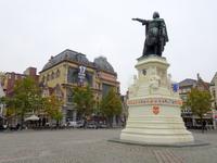 Gent, Vrijdagsmarkt, Denkmal Jacob van Artevelde und Ons Huis der Arbeitervereine im Hintergrund