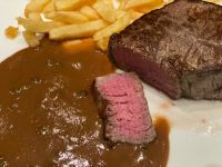 Perfektes Steak mit Fritjes und Salat (nicht im Bild)