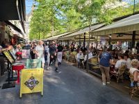 Restaurantzeile mit Hotel bis zum Bahnhof Antwerpen