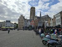 Großer Marktplatz von Mecghelen mit St. Rombouts-Kathedrale