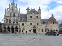Mechelner Rathaus und historische Tuchhalle