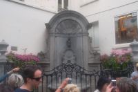 etwas unscheinbar: Brüssels Wahrzeichen Manneken Pis