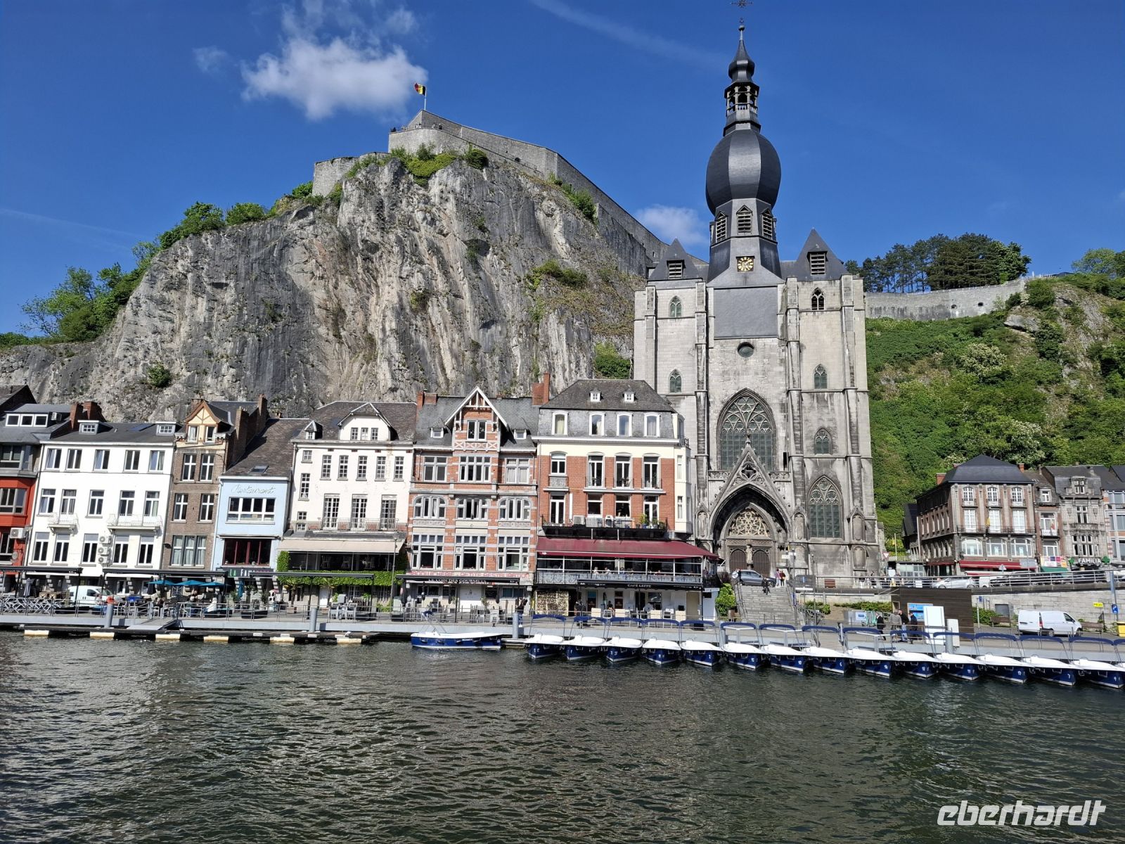 Ansicht Dinant Kirche und Zitadelle von der Maas aus