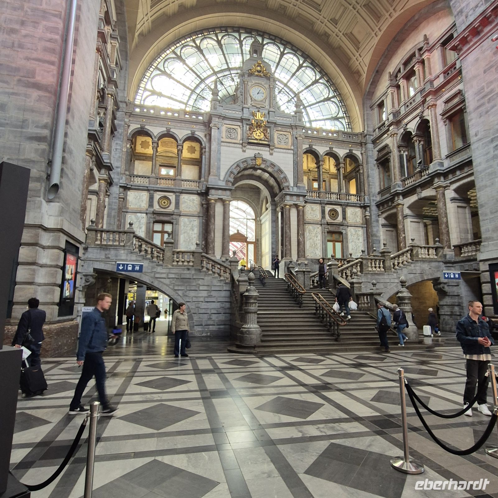 &copy;  (Eberhardt TRAVEL)
