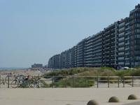 Stark bebaute Strandpromenade - ein typisches Bild für Belgien
