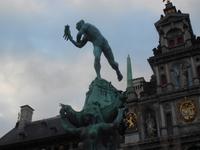 Brabo wirft die Hand des Riesen in die Schelde