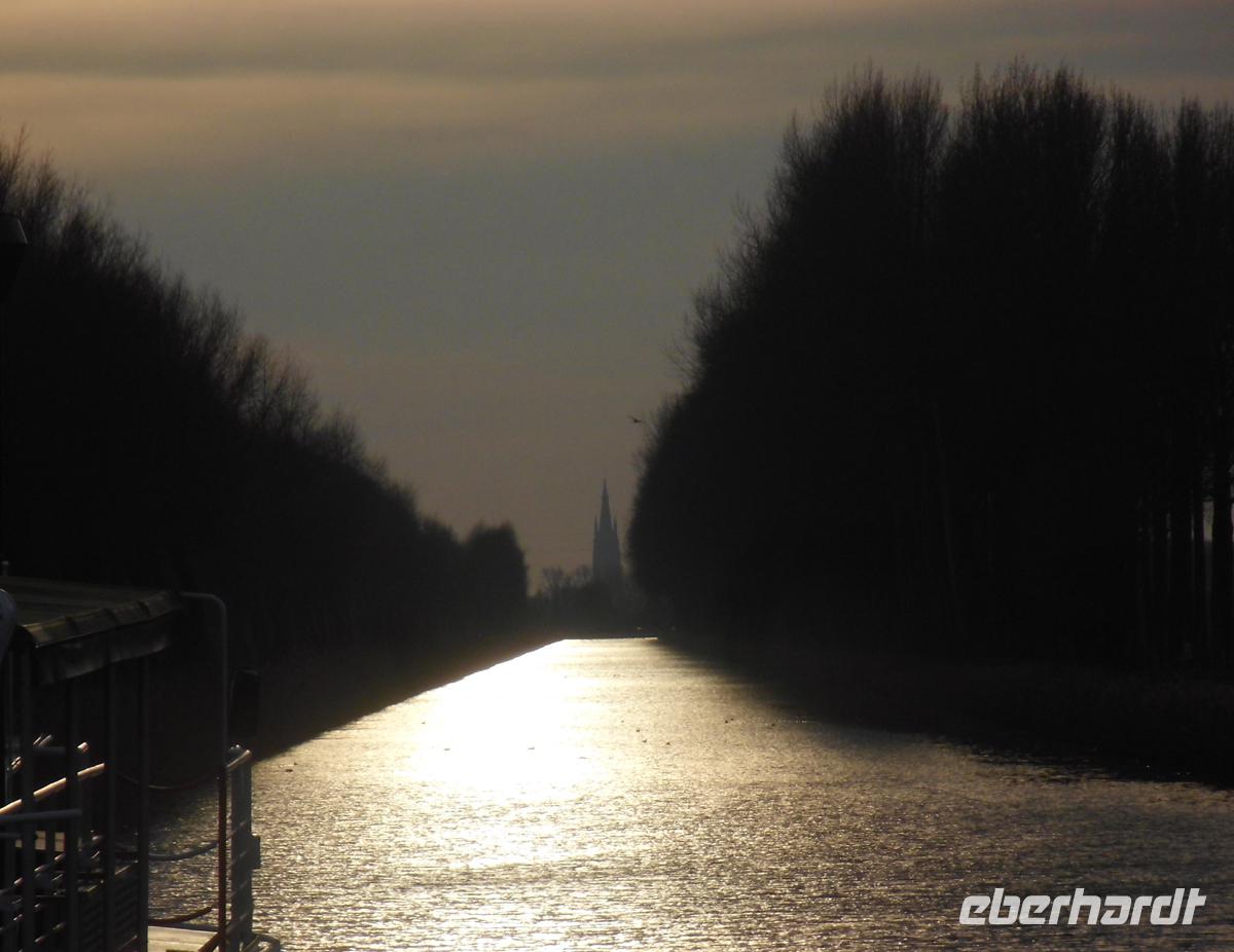 Dammer Kanal mit Brügges Kathedrale