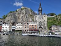 Ansicht Dinant Kirche und Zitadelle von der Maas aus