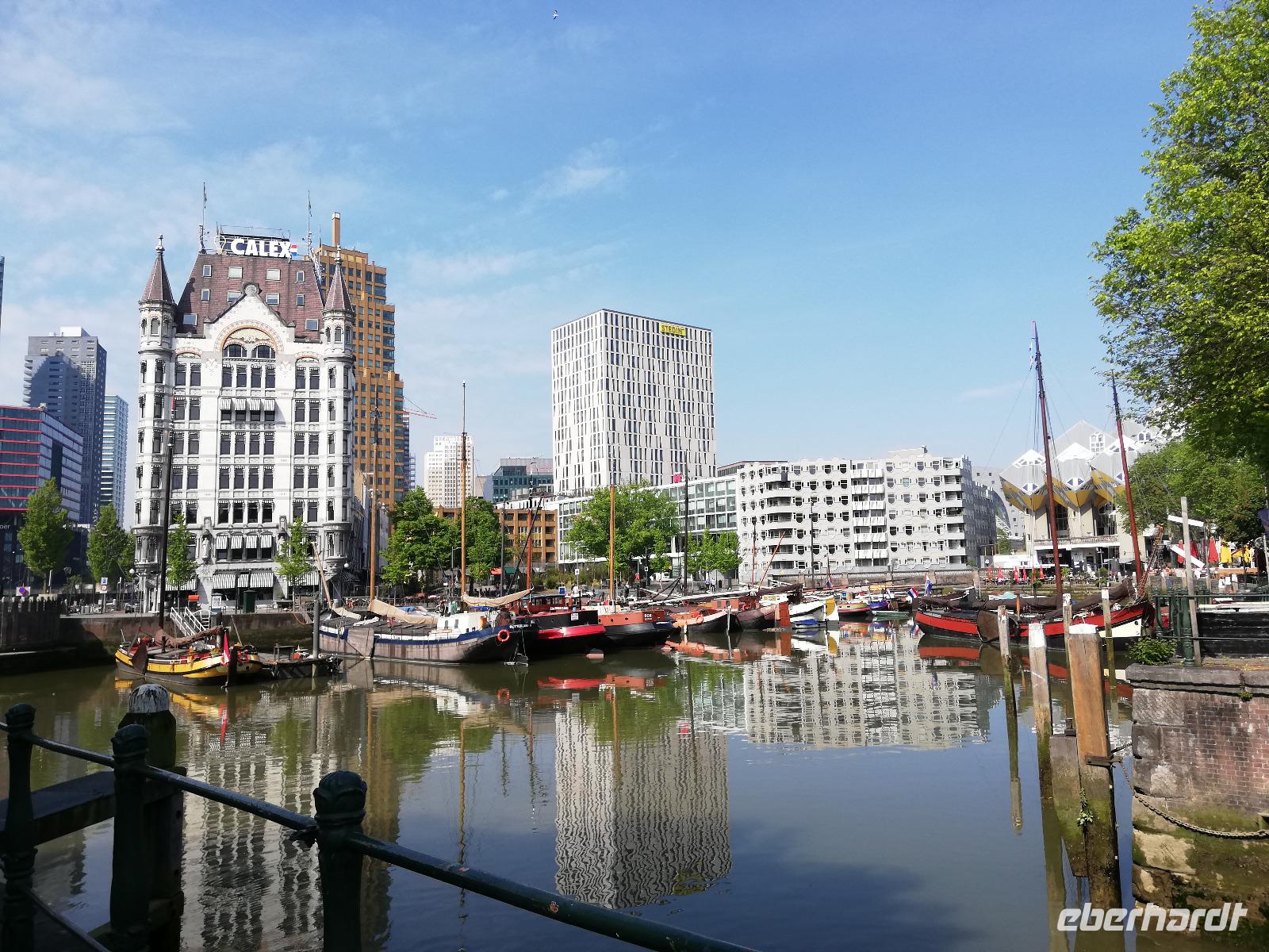 Rotterdam, im Hintergrund das Witte Hus, erste Hochhaus in Europa
