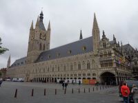 Tuchhalle mit Rathaus, Ypern, Belgien
