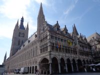 Tuchhalle mit Rathaus, Ypern, Belgien