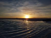 Sonnenuntergang im Salar de Uyuni in Bolivien