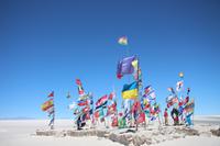 Flaggen auf dem Salar de Uyuni