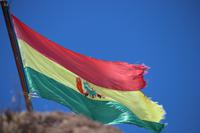 Bolivianische Flagge auf dem Salar de Uyuni