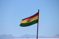 Bolivianische Flagge auf dem Salar de Uyuni