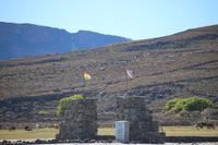 Flaggen beim Vulkan Thunupa auf dem Salar de Uyuni