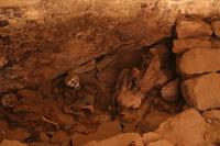 Höhle mit Mumien am Vulkan Thunupa auf dem Salar de Uyuni