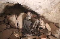 Höhle mit Mumien am Vulkan Thunupa auf dem Salar de Uyuni